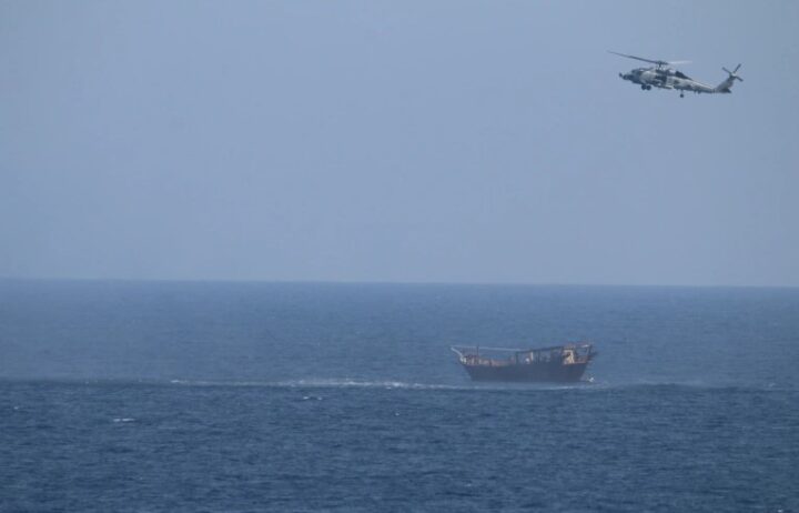 مروحية تابعة للبحرية الأميركية خلال ضبط سفينة تحمل شحنة أسلحة شمال بحر العرب