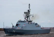 الفرقاطة الإيرانية سهند أثناء مناورات عسكرية في مياه الخليج (أسوشيتد برس)