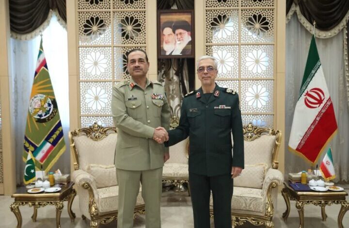 محمد باقري وقائد الجيش الباكستاني