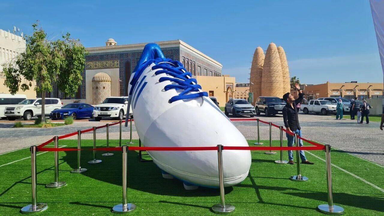 رونمایی از بزرگترین کفش فوتبال در جام جهانی قطر میدل ایست نیوز 